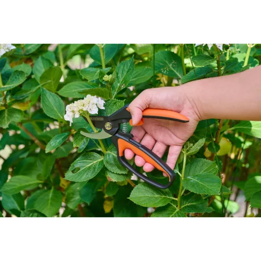 Black & Decker metszőolló mellévágó kézvédős 20cm
